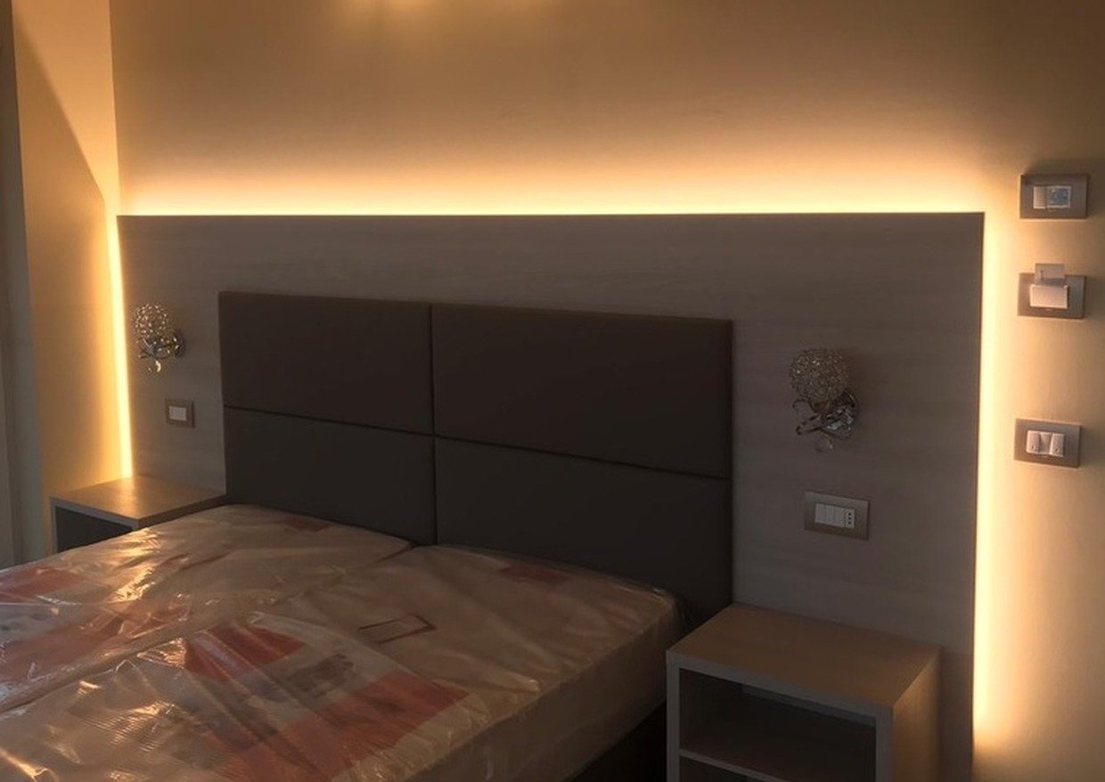 Come illuminare una testata del letto di hotel con il led