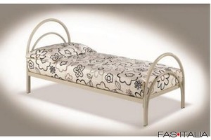Letto in ferro con rete a doghe di legno Letto in ferro con rete a doghe di legno