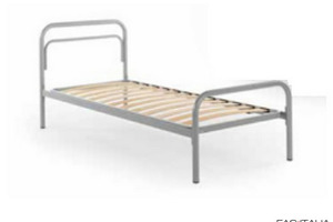 Letto in ferro con rete a doghe di legno Letto in ferro con rete a doghe di legno