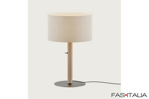 Lampada da tavolo in metallo e pelle