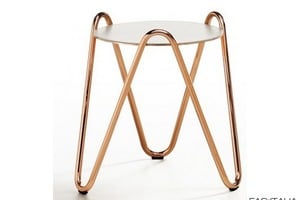 Tavolino tondo basso con struttura in metallo e piano in cuoio